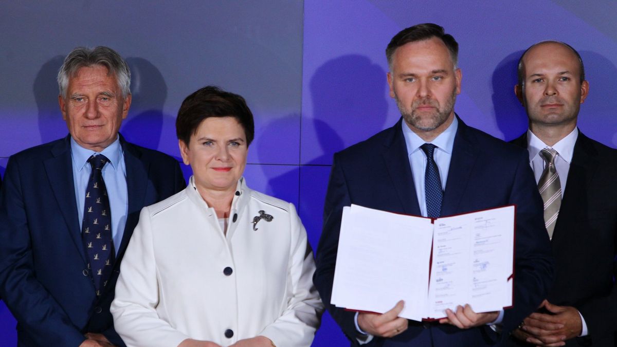 Na zdjęciu ostatni szef MSP Dawid Jackiewicz, premier Beata Szydło i prezes PGNiG Piotr Woźniak