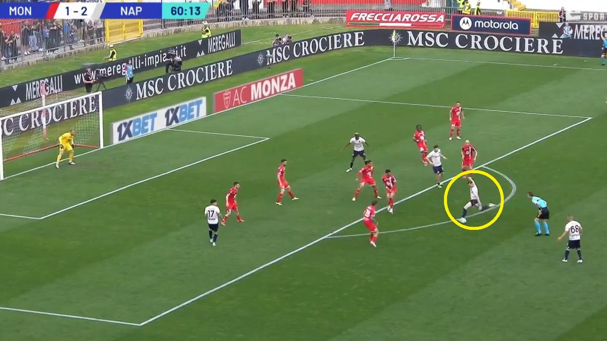 Twitter / Eleven Sports / Na zdjęciu: moment uderzenia Piotra Zielińskiego