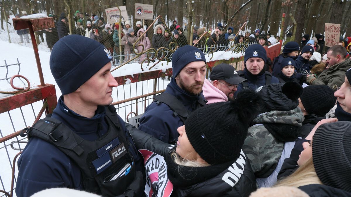 Protest przed schroniskiem w Sobolewie