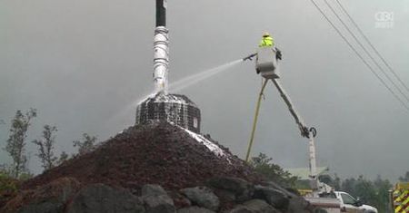 Lawa pali asfalt na obrzeżach miasta na Hawajach