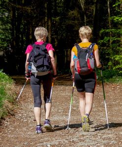 Nordic walking dla każdego. Przystępny sport, który rozrusza ciało