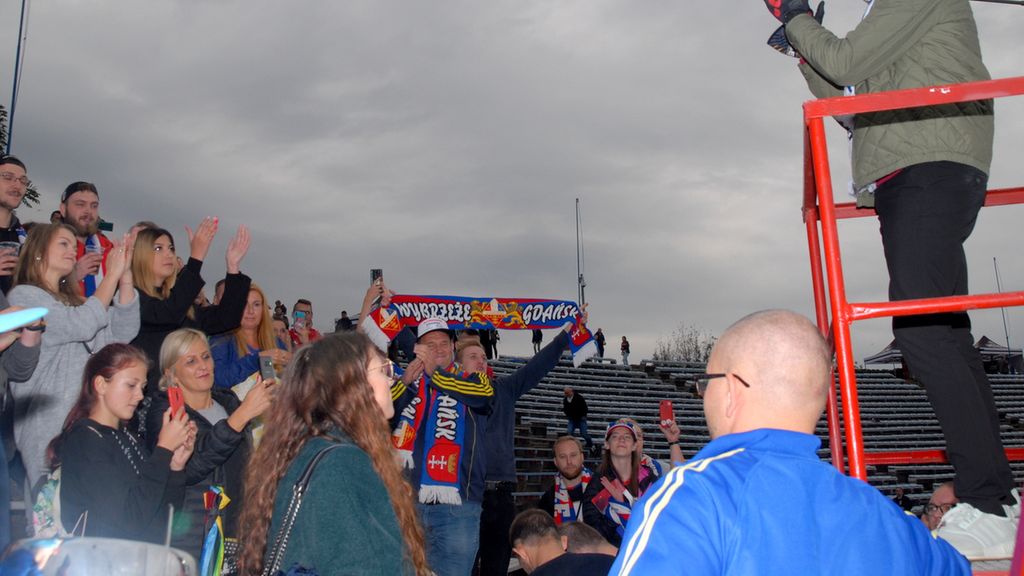 WP SportoweFakty / Tomasz Rosochacki / Na zdjęciu: Mikkel Bech spotkał się z kibicami Wybrzeża