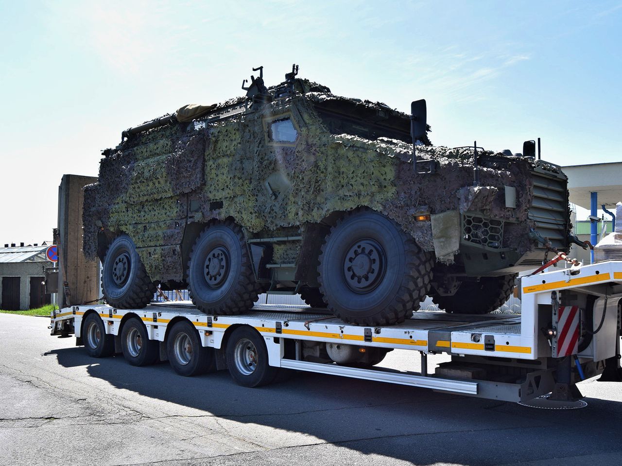 transporter opancerzony TITUS w kamuflażu