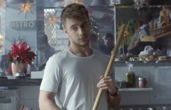 Maciej Musiał w bistro promuje świąteczną ofertę Orange dla Firm (wideo)