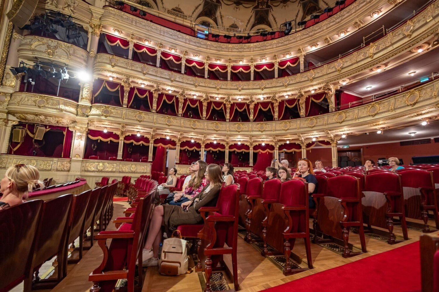 Siedząc dziś na widowni, trudno uwierzyć, że podczas I wojny światowej na scenie była stajnia dla koni