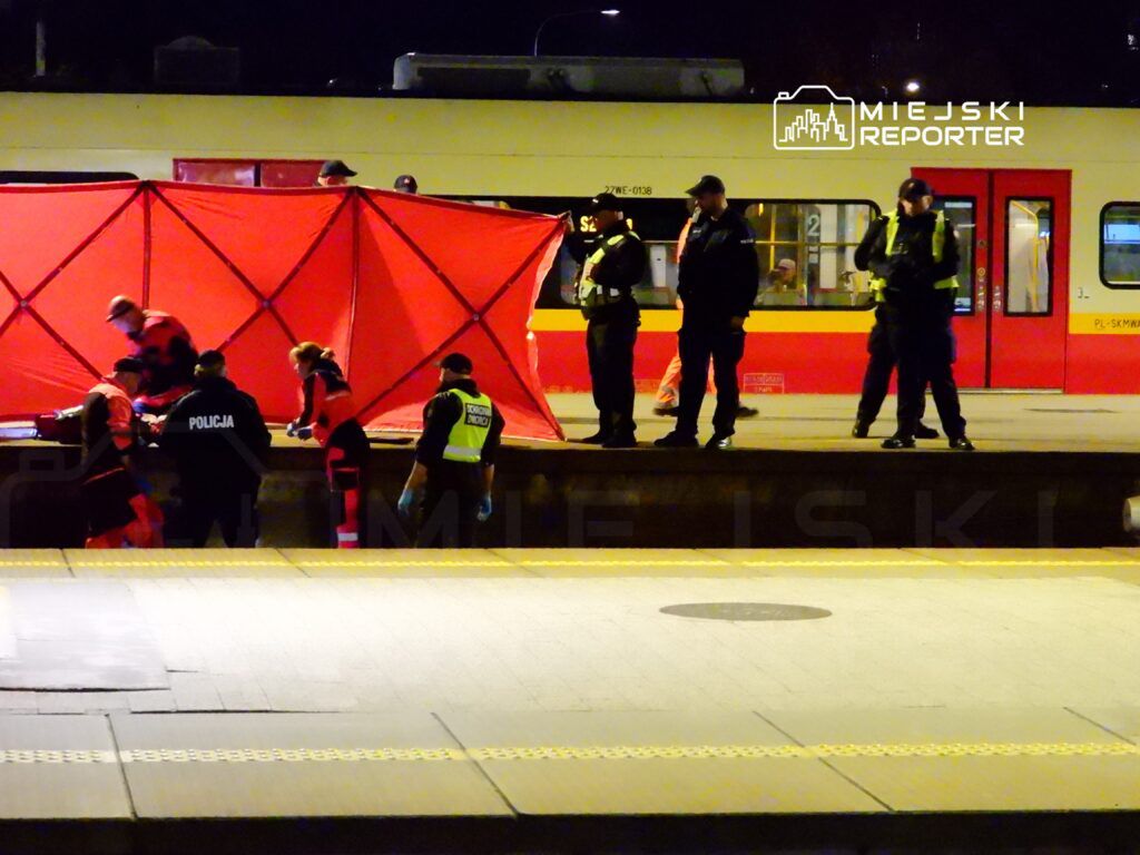 Warszawa: Dramatyczny wypadek. 19-latek przy wysiadaniu wpadł pomiędzy peron a pociąg