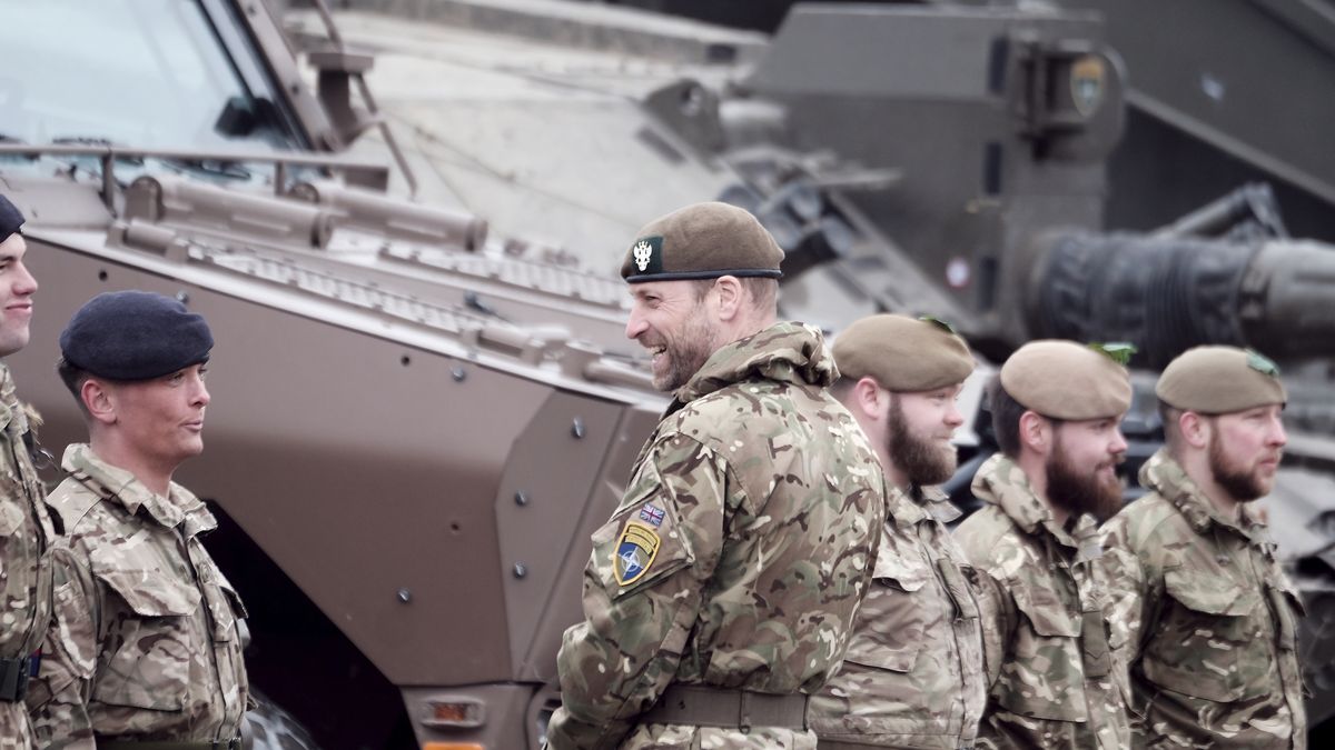 Britain's Prince William, the Prince of Wales (C) chats with British troops during his visit to Tapa Army Base, near Tapa, Estonia, 21 March 2025. The Prince of Wales, travelling to Estonia in his role as colonel-in-chief of the Mercian Regiment, met British troops serving as part of NATO allied forces. EPA/VALDA KALNINA Dostawca: PAP/EPA.
