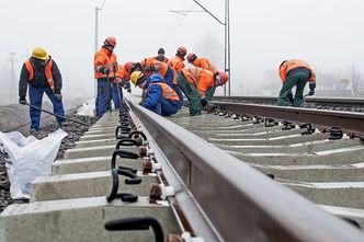 Na kolei jest problem z pieniędzmi. Brak zatwierdzonego KPO blokuje inwestycje