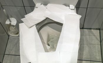 Kładziesz papier na desce w publicznej toalecie? Od razu przestań