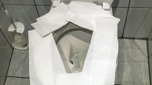Kładziesz papier na desce w publicznej toalecie? Od razu przestań
