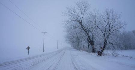 Gęsta mgła w Płocku i powiecie płockim – ostrzeżenie meteorologiczne dla kierowców i pieszych