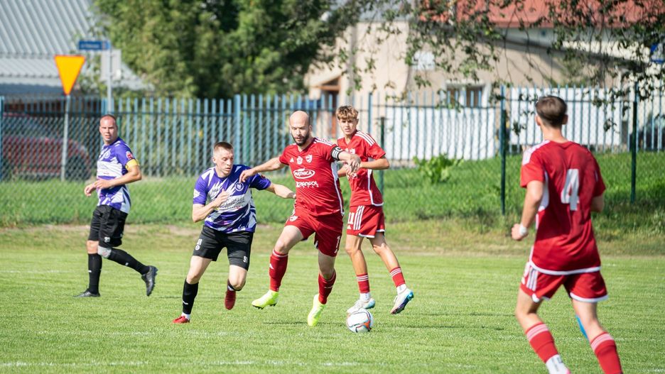 ŁKS II Łomża (czerwone stroje) wygrał oba dotychczasowe mecze, strzelając w nich po cztery gole