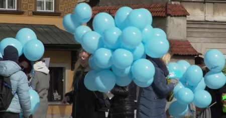 “Autyzm jest wśród nas”. Happening z niebieskimi balonami na placu Zamkowym w Warszawie