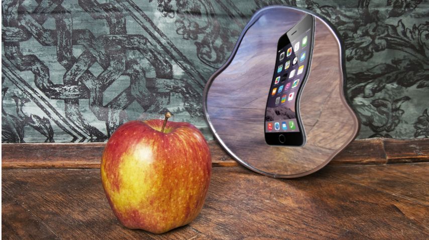 Zmodyfikowane zdjęcie: Surrealistic picture of an apple reflecting in the mirror