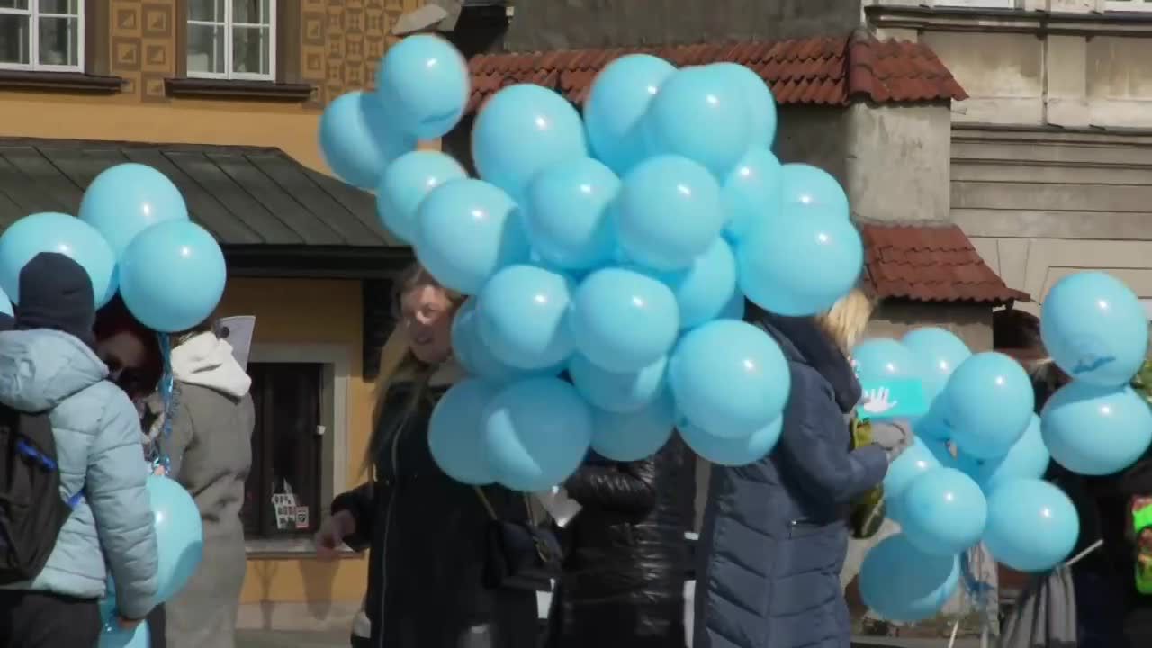 “Autyzm jest wśród nas”. Happening z niebieskimi balonami na placu Zamkowym w Warszawie