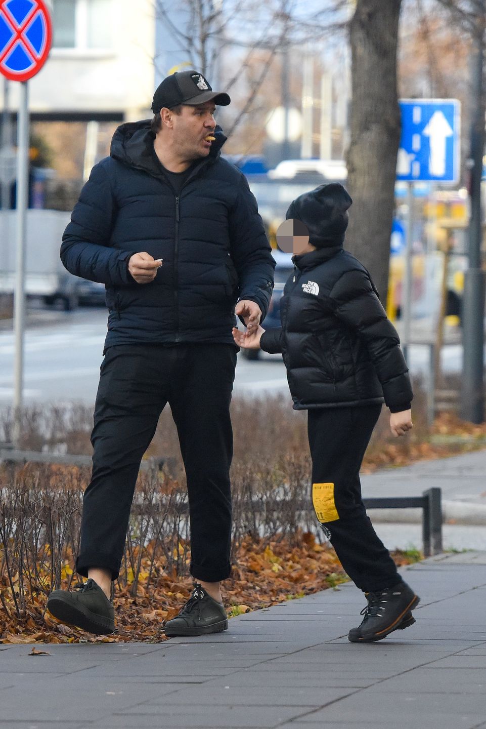 Tomasz Karolak zastawia bramę samochodem