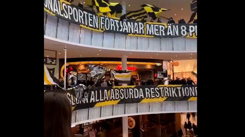 Zdjęcie okładkowe artykułu: Twitter / SiavoushF / Na zdjęciu: fani AIK Sztokholm protestowali w centrum handlowym