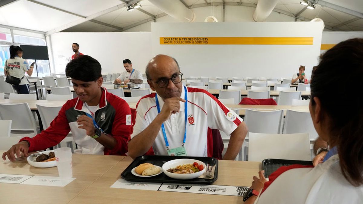 Getty Images / Michel Euler / Na zdjęciu: prezydent Singapuru Tharman Shanmugaratnam podczas wspólnego posiłku ze sportowcami w Paryżu