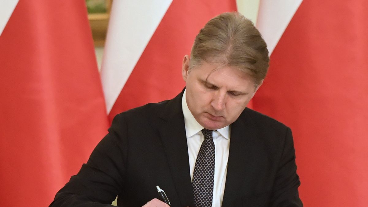 Na zdjęciu Cezary Kochalski podpisujący akt zaprzysiężenia na członka RPP