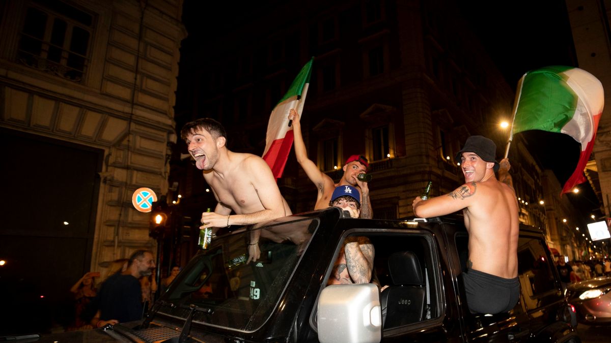 Zdjęcie okładkowe artykułu: PAP/EPA / MASSIMO PERCOSSI  / Na zdjęciu: włoscy kibice świętują w Rzymie