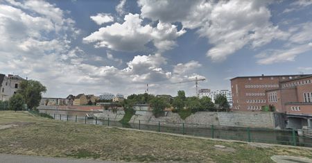 Wrocław. Dla zabawy wskoczyli do Odry. Z pomocą musieli przyjść policjanci