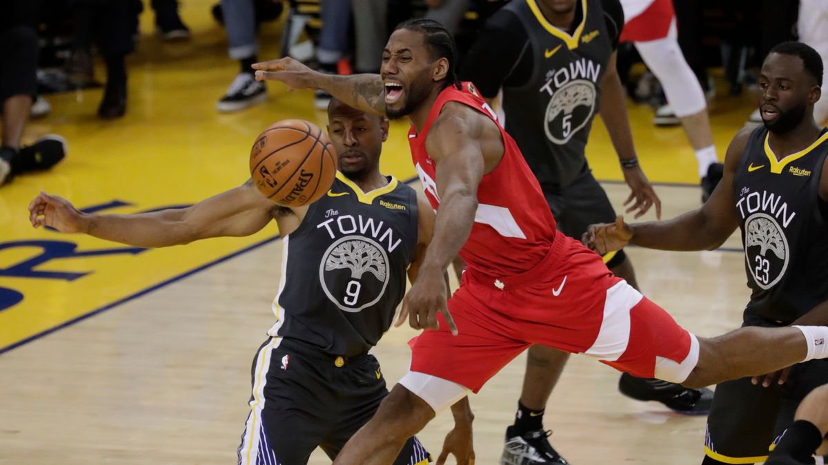 PAP/EPA / EPA/MONICA M. DAVEY / Na zdjęciu: Kawhi Leonard (w czerwonej koszulce) walczy o piłkę