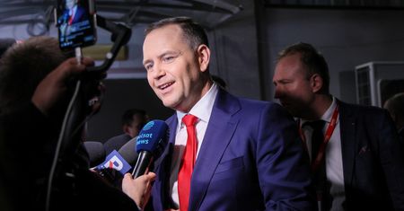 Zostawił flagę w Końskich. Nawrocki się tłumaczy