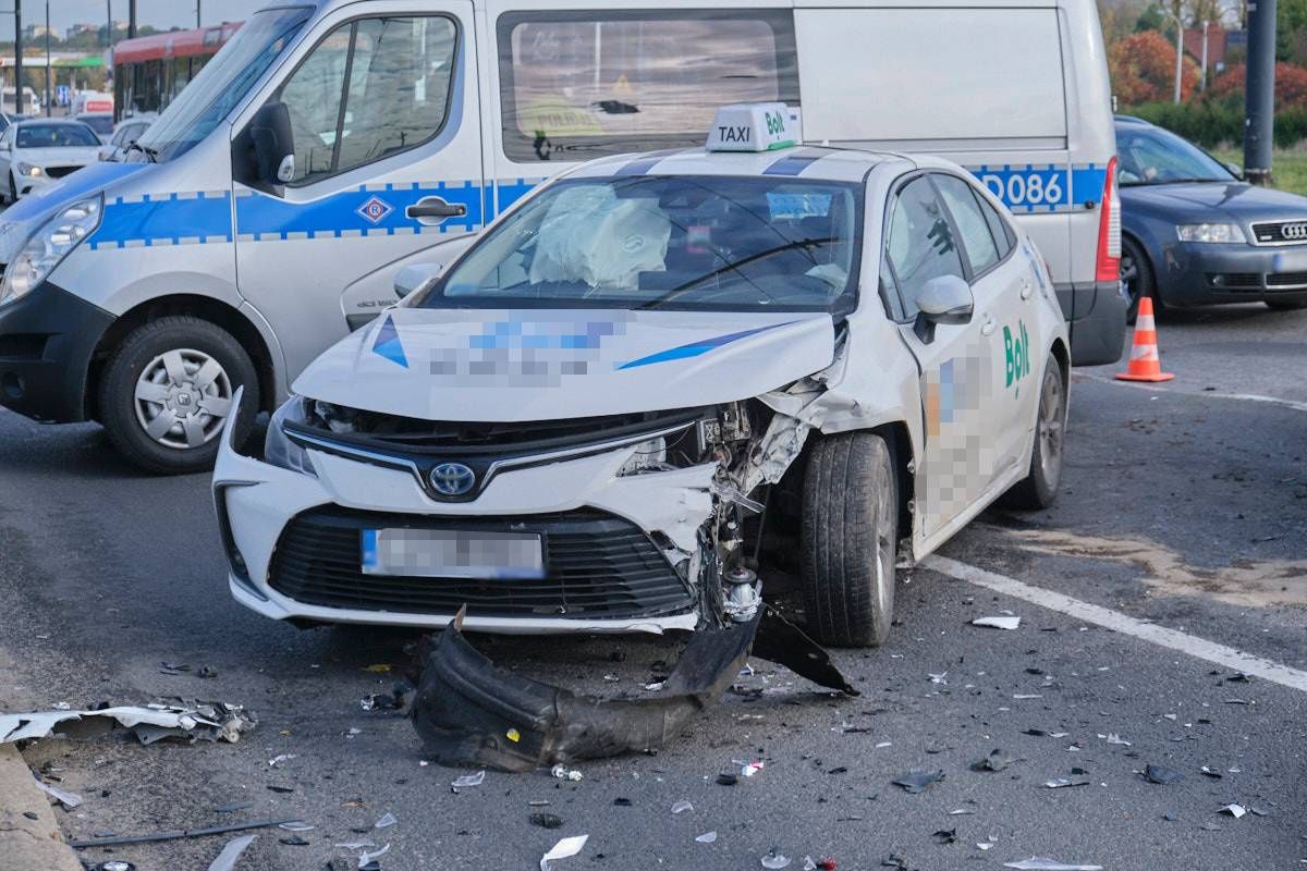 Zderzenie dwóch boltów na skrzyżowaniu al. Unii Lubelskiej z ul. Zamojską