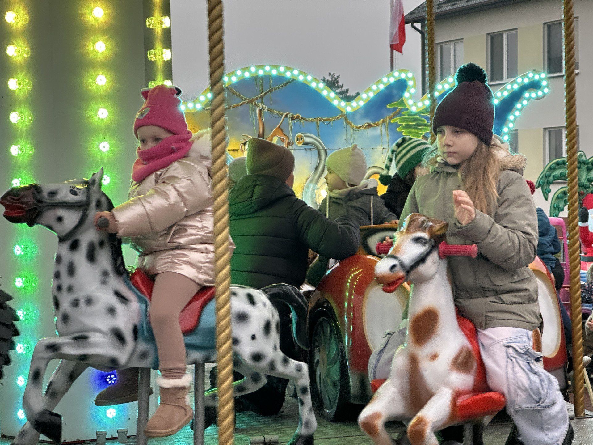 Jest także darmowa karuzela i kolejka dla dzieci.