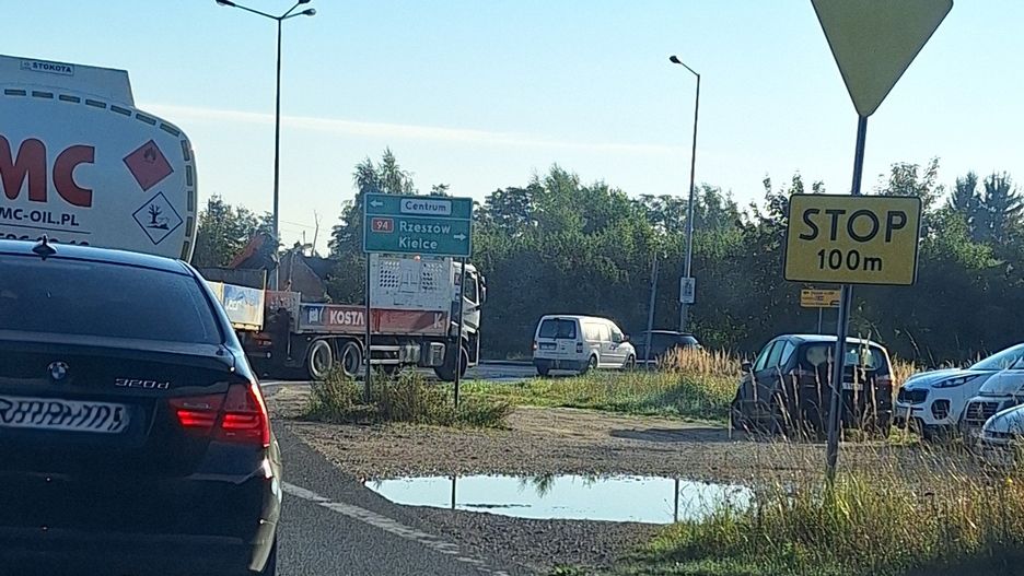 W związku z objazdem wzmógł się ruch ciężarówek na południowej obwodnicy, przy wjeździe do Tarnowa od strony ul. Krakowskiej a także w Mościcach
