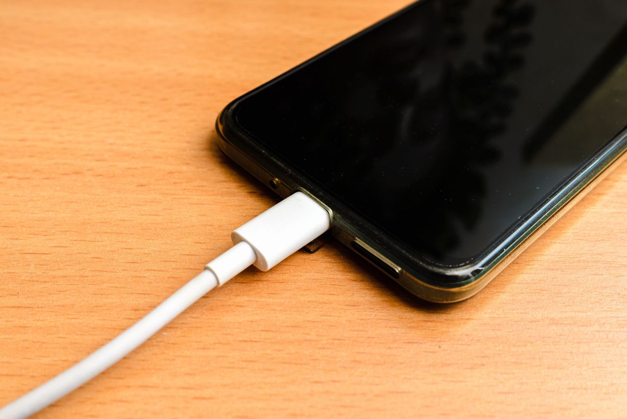 Jak poprawnie ładować telefon?