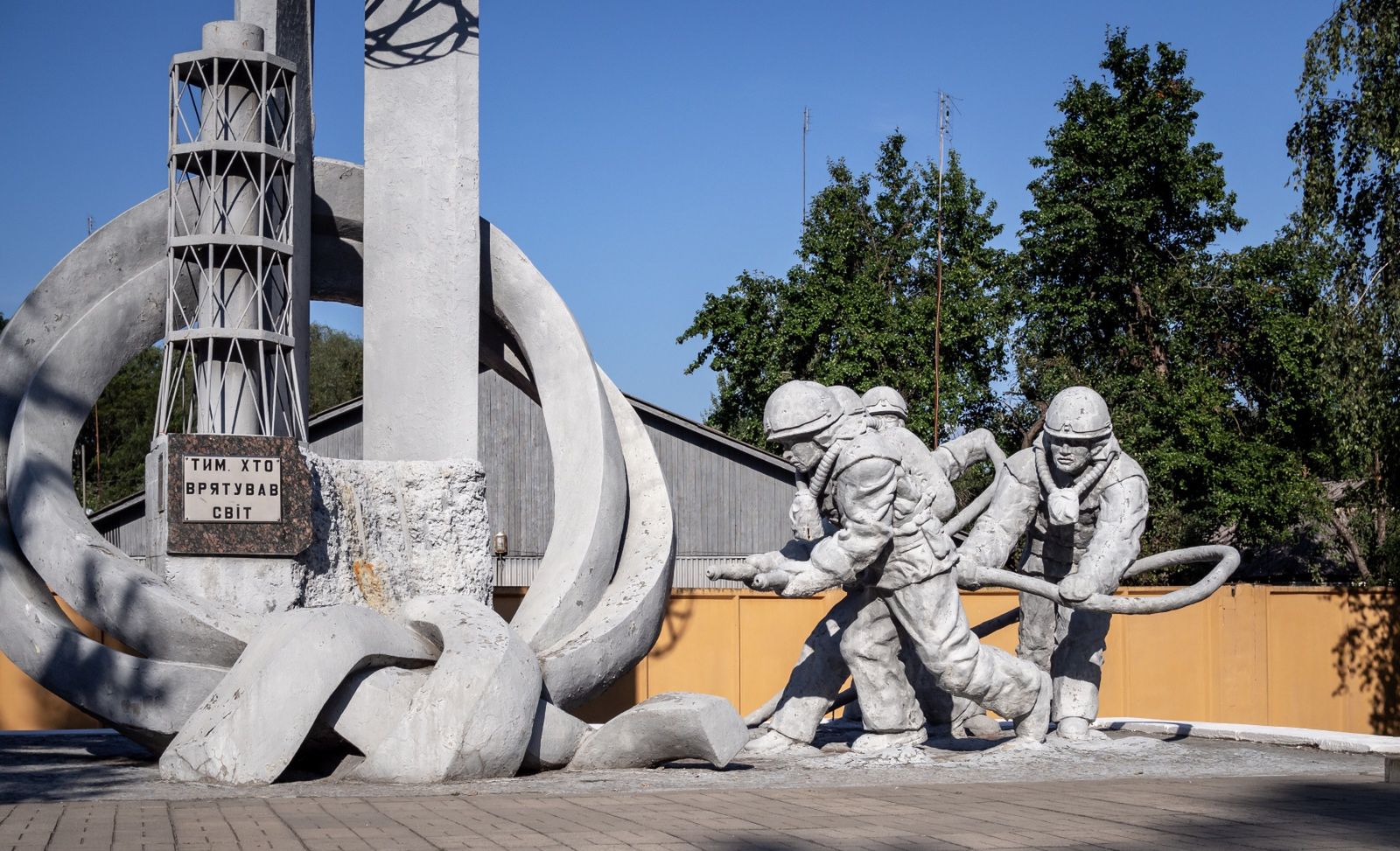 Pomnik pod elektrownią w Czarnobylu. "Tym, którzy uratowali świa