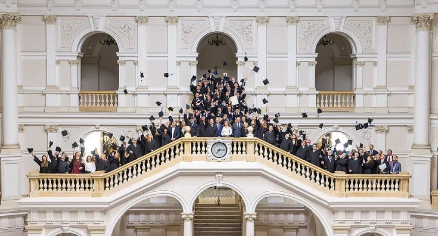 Dziewięciu chętnych na obsługę PR Szkoły Biznesu Politechniki Warszawskiej