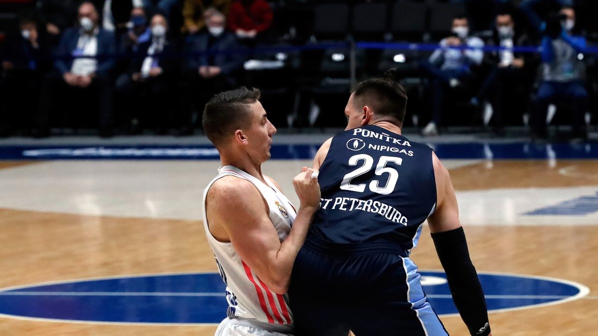  Jaycee Carroll i Mateusz Ponitka (z lewej)