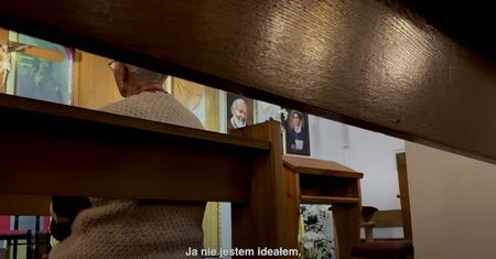 "Zabawa w chowanego". Ofiara księdza pedofila komentuje. "Schemat się powtarza"