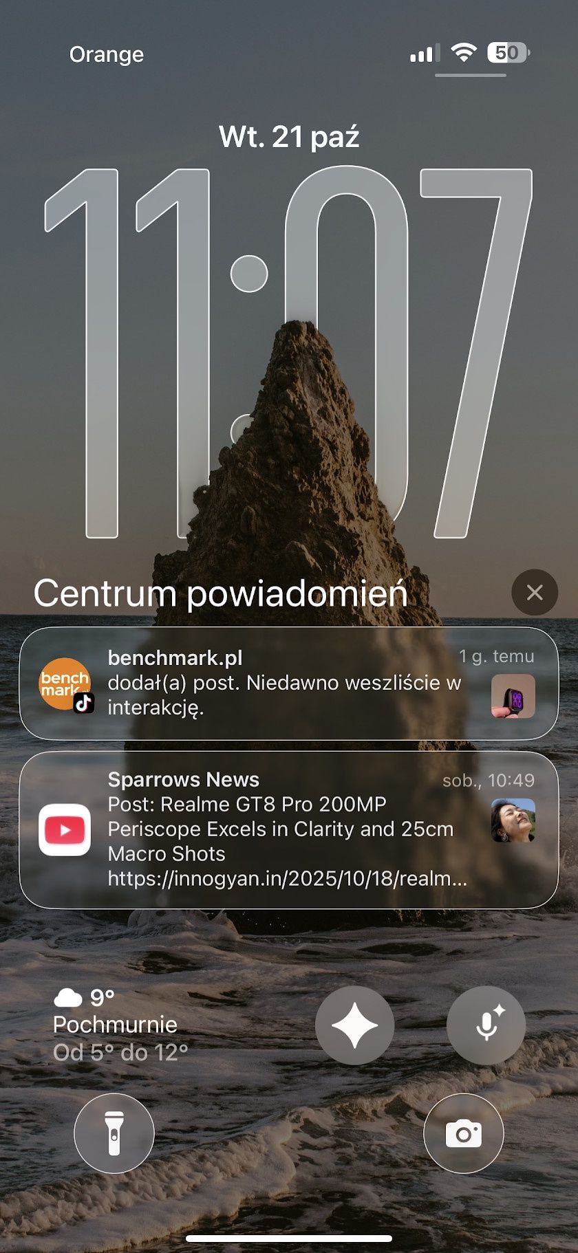 Bezbarwny (po lewej) i barwiony (po prawej)