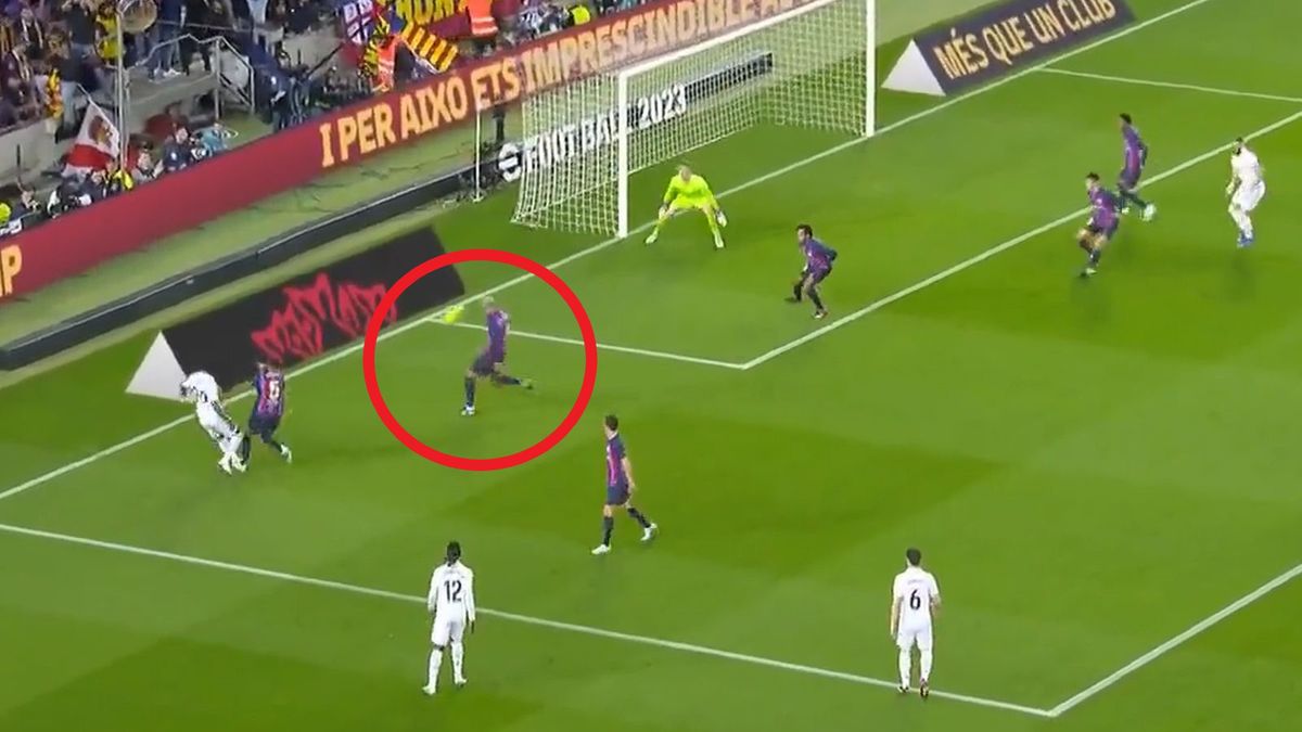 gol samobójczy Ronalda Araujo (Barcelona) w meczu z Realem Madryt