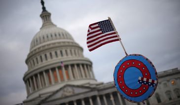 Zwolennicy teorii QAnon wdarli się do Kapitolu 6 stycznia 2021