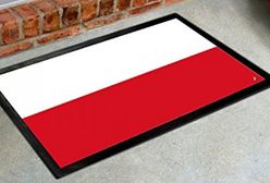 Doniesienie do prokuratury ws. polskich flag-wycieraczek