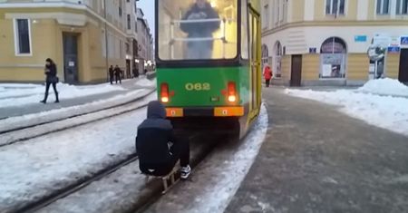 Policja ustaliła tożsamość mężczyzny, który zorganizował sobie kulig za tramwajem