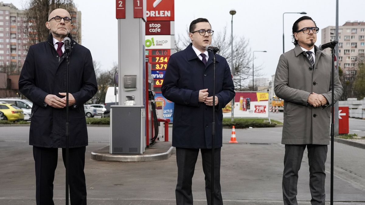 Ministrowie Balczun i Motyka o obni?kach cen paliw
31.03.2026 Warszawa Briefing na stacji paliw Orlen ministrow: aktywow panstwowych Wojciecha Balczuna i energii Milosza Motyki nt. obnizki cen paliw w ramach rzadowego pakietu "Ceny paliwa nizej" fot Marysia Zawada/REPORTER
N/z: Ireneusz Fafara, Milosz Motyka, Wojciech Balczun
Marysia Zawada/REPORTER
