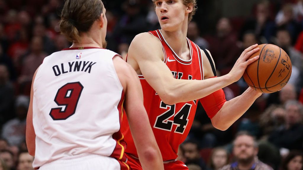 Kelly Olynyk i Lauri Markkanen (z piłką)