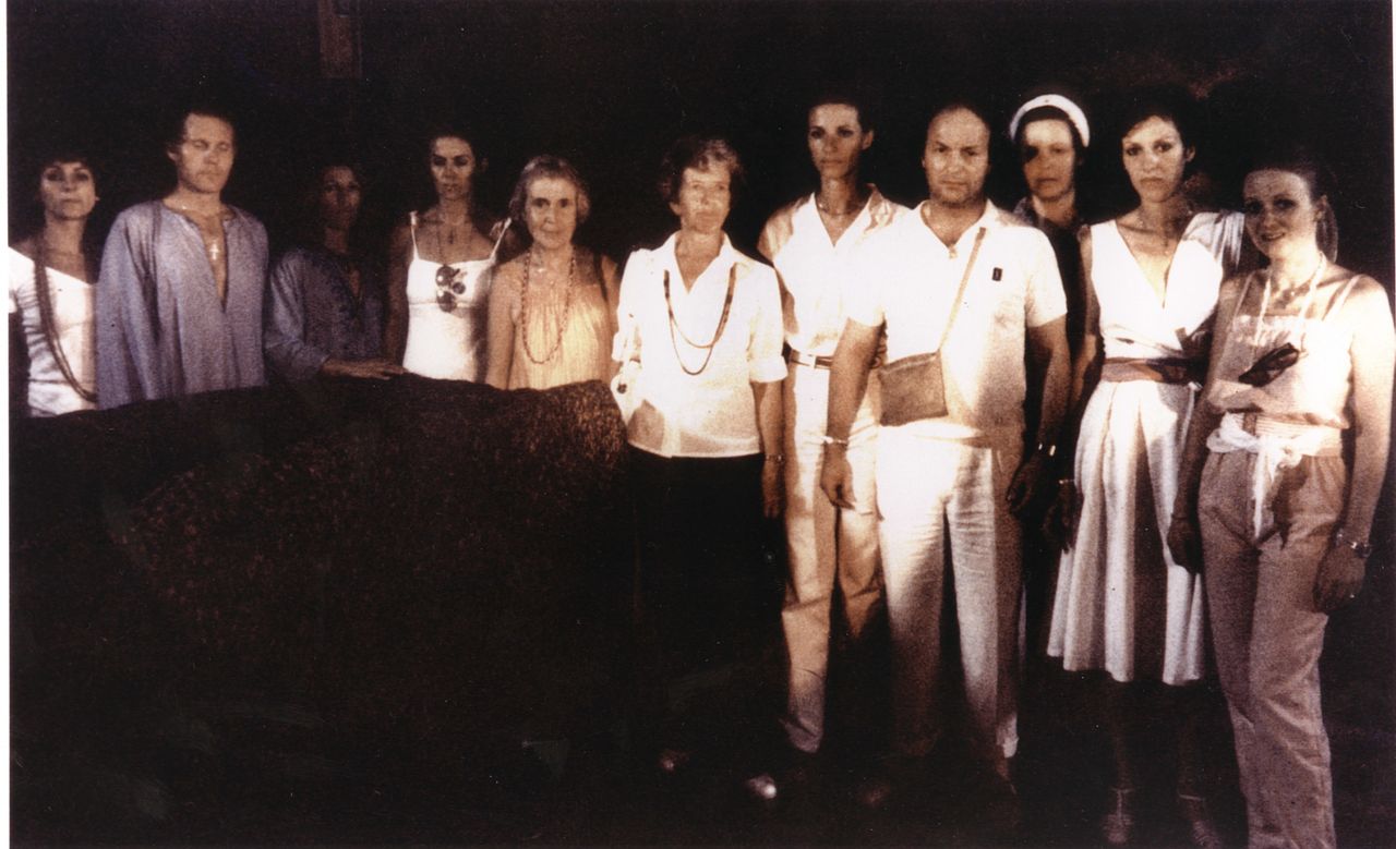 Członkowie sekty Zakon Świątyni Słońca z przywódcą Michaelem Tabachnikiem (czwarty od prawej)