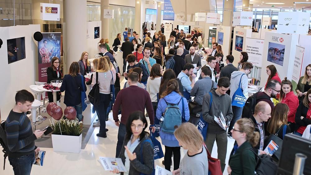 Młodym coraz łatwiej znaleźć pracę, i to nawet nieźle płatną.