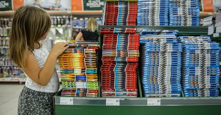 Zobacz, gdzie najtaniej zrobisz szkolną wyprawkę. Różnice w cenach przekraczają nawet 130 proc.