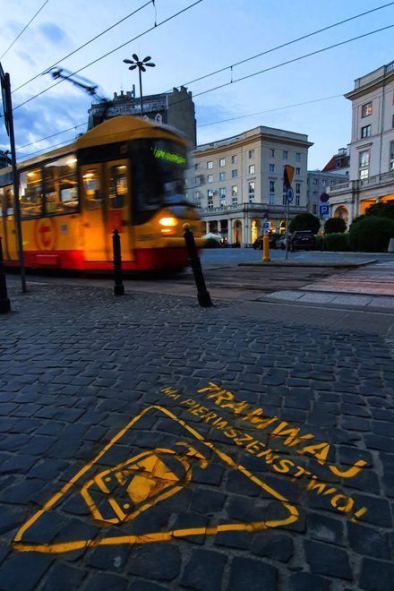 Warszawa. Tramwaje Warszawskie oznaczają przejścia dla pieszych