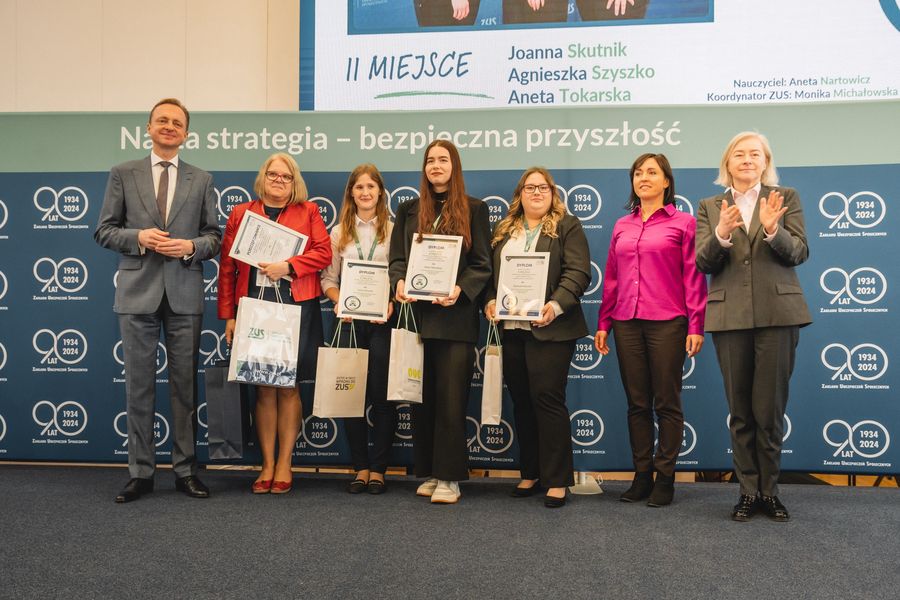 Laureatki II miejsca z Zespołu Szkół Handlowo-Ekonomicznych im. Mikołaja Kopernika w Białymstoku: Joanna Skutnik, Agnieszka Szyszko i Aneta Tokarska.