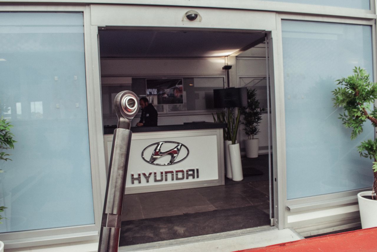 Tuż przed wejściem do rajdowej siedziby Hyundai Motorsport