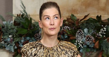 Rosamund Pike zaliczyła spektakularną WPADKĘ w kreacji Diora (ZDJĘCIA)