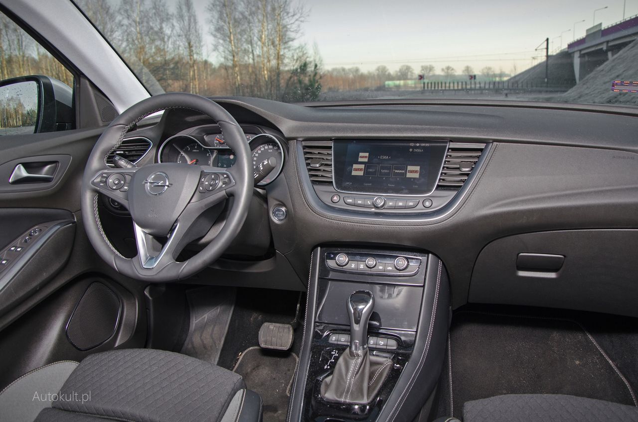 Kokpit Opla Grandlanda X jest stylistycznie taki sam, jaki po raz pierwszy zobaczyliśmy w modelu Astra, a obecnie jest w niemal każdym Oplu.